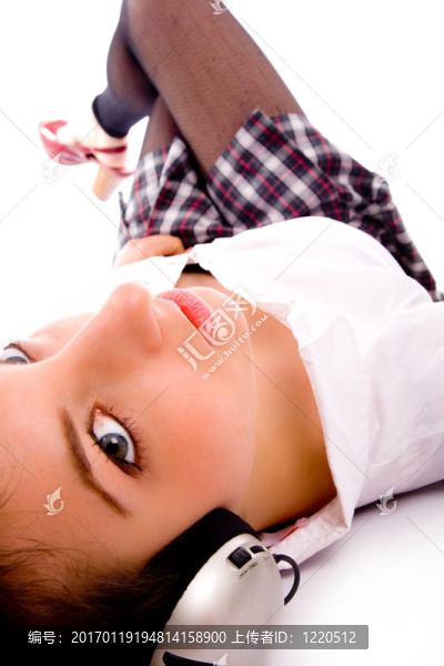 地板上女人的側(cè)面姿態(tài)聽(tīng)音樂(lè)
