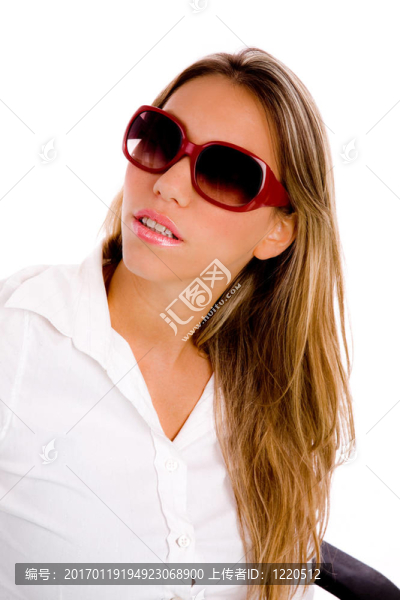 戴墨鏡的年輕女人肖像