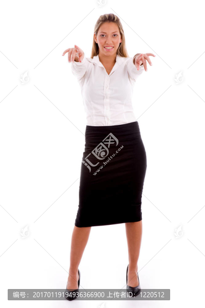 面帶微笑的經(jīng)理指著相機(jī)在一個(gè)孤立的背景