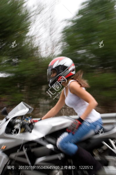 金發(fā)碧眼的騎自行車的女孩