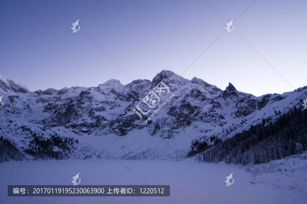 在Tatra山脈的冰湖