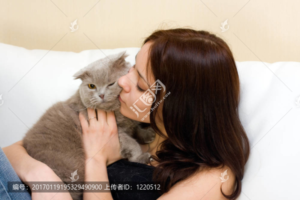 和一只貓的女孩
