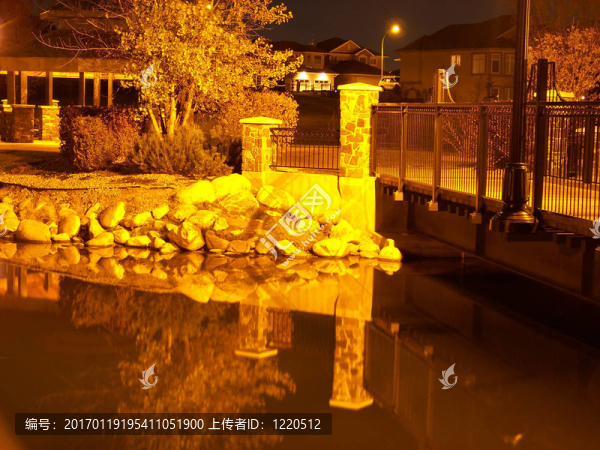 人行天橋等功能在一個(gè)公園晚上反映在湖。