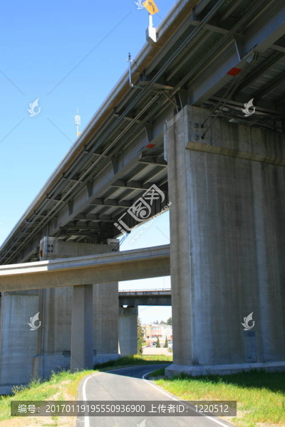 高速公路下的道路
