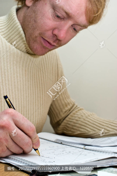 坐在書桌上工作的人