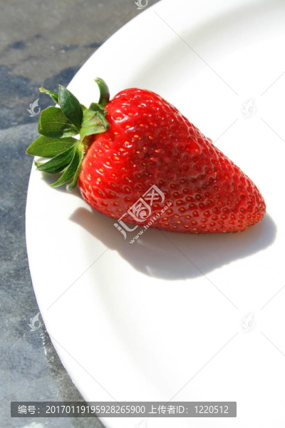 Strawberry在一個盤子上