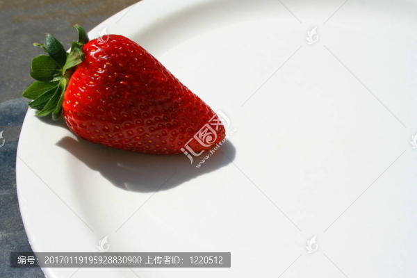 Strawberry在一個(gè)盤子上