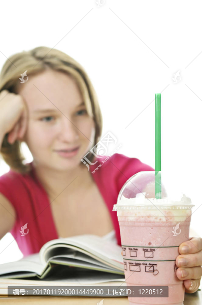 十幾歲的女孩和奶昔