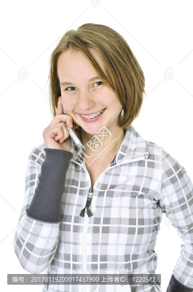 十幾歲的女孩在電話里交談