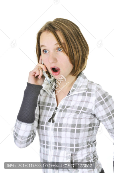 十幾歲的女孩在電話里交談