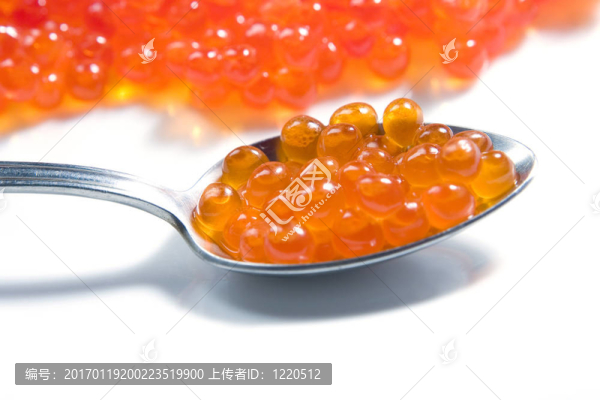 在勺紅魚(yú)子醬