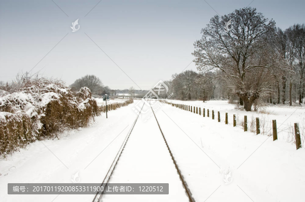 雪和鐵路與淡藍(lán)色的天空