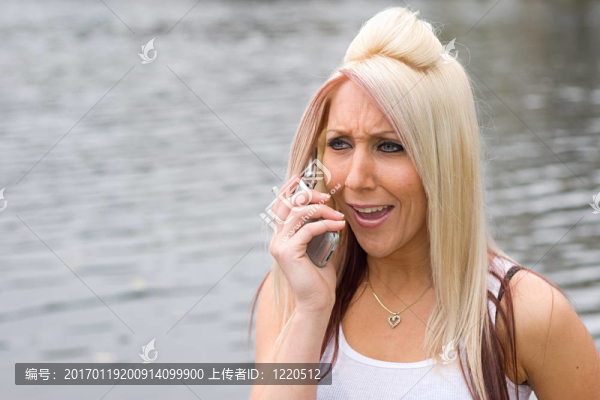 電話上的金發(fā)女孩