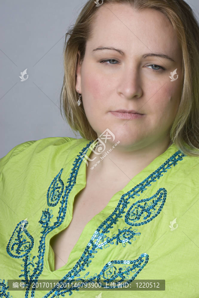 超重的女性看起來悲傷