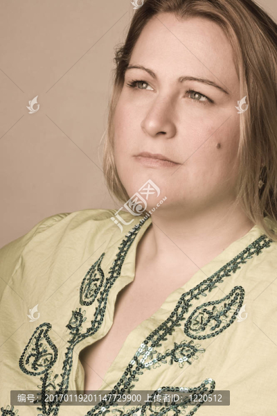 超重婦女在皺紋襯衫