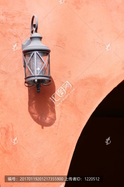 橙色墻上的燈