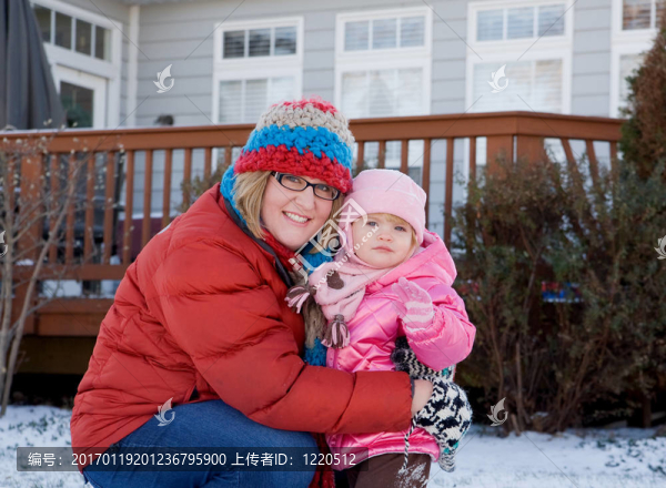 母親和女兒在Snow玩
