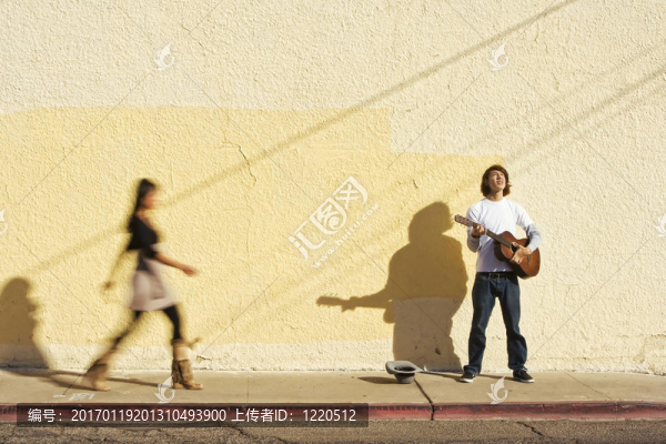 人行道上的音樂家和女行人
