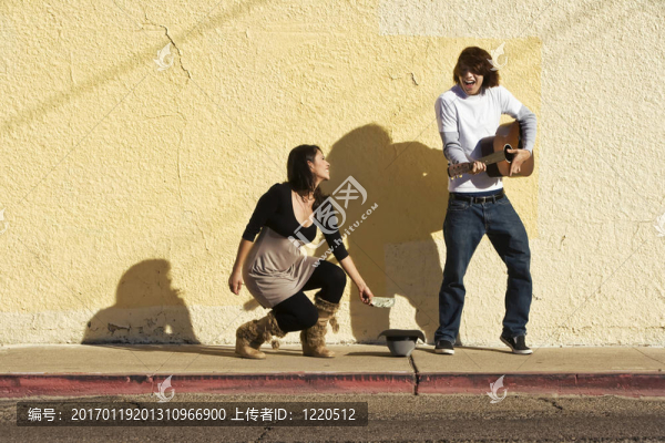 人行道上的音樂家和女行人