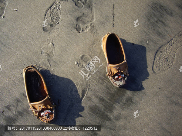 海灘上被遺棄的鞋子