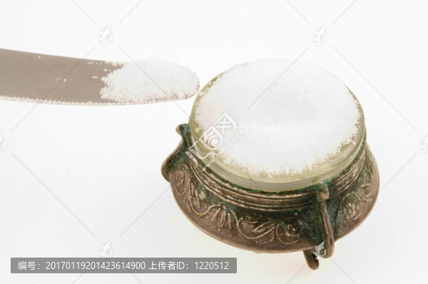 在刀的尖端上的鹽