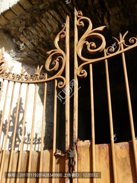 生銹的鐵門(mén)-匯圖網(wǎng) www.fosd68.com 生銹的鐵門(mén)