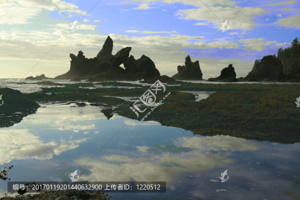 巖石海灘上的平靜的海洋