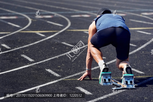 在賽跑中的老年人