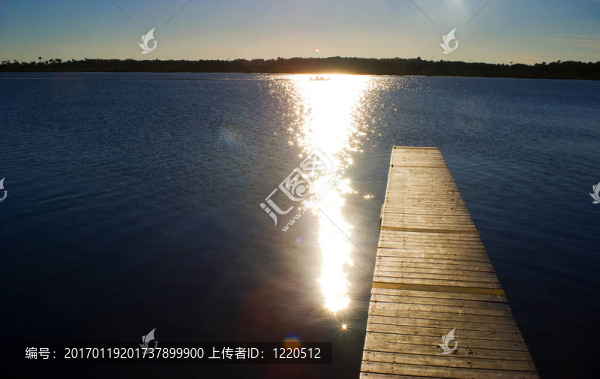 陽光明媚的碼頭