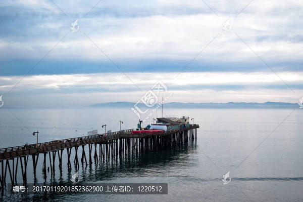 平靜的海面上的烏云