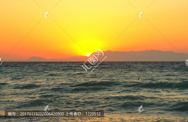 太陽躲在山后面