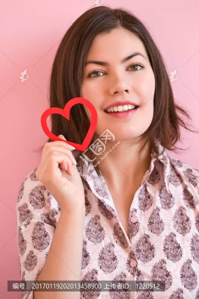 快樂的女孩抱著一顆心