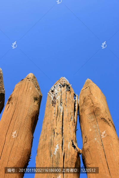 一個“時代的堡壘日志圍欄路障尖的頂