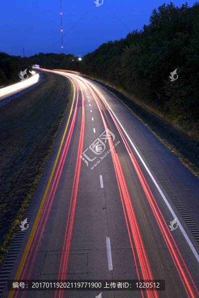 裸奔的汽車尾部和頭部的燈光在州際公路。