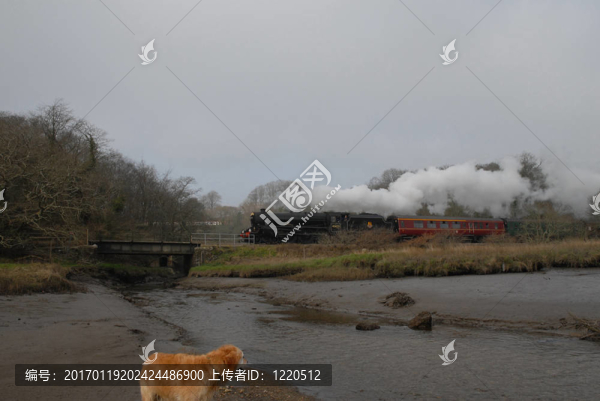 蒸汽火車(chē)在河河口與背景福伊康沃爾現(xiàn)代列車(chē)-匯圖網(wǎng) www.fosd68.com 蒸汽火車(chē)在河河口與背景福伊康沃爾現(xiàn)代列車(chē)