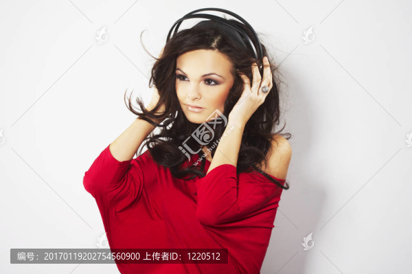 年輕漂亮的快樂女性聽音樂耳機