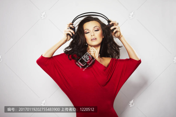 年輕漂亮的快樂(lè)女性聽音樂(lè)耳機(jī)