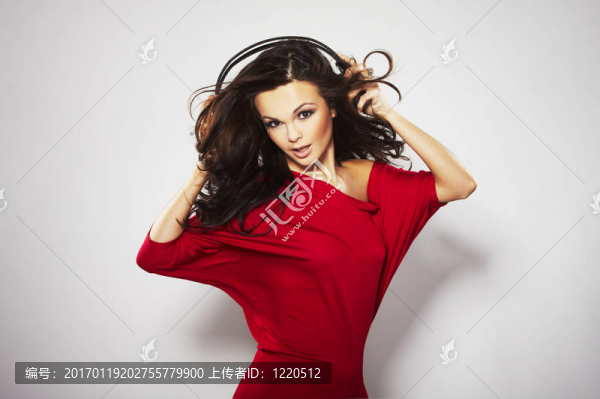 年輕漂亮的快樂女性聽音樂耳機