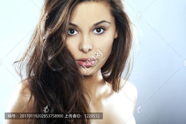 在藍色背景的年輕女人