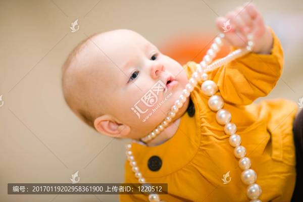 女孩和珠子