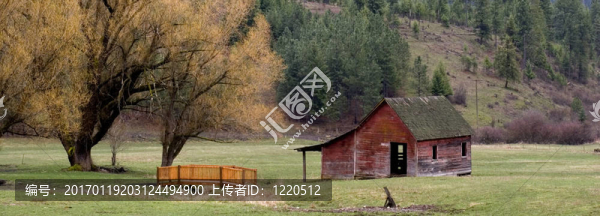 一個紅色谷倉的全景。
