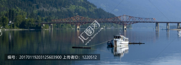 船在水中的全景。