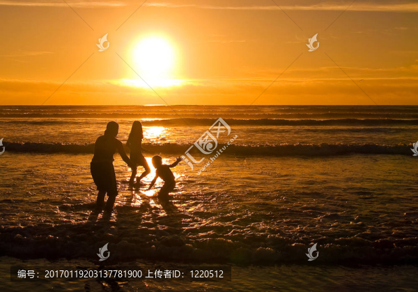 在日落海灘的剪影1