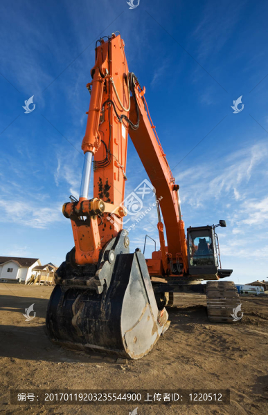 在一個建筑工地的挖土機(jī)
