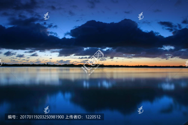 在河的日落