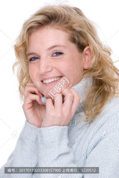 在高領(lǐng)毛衣的女人