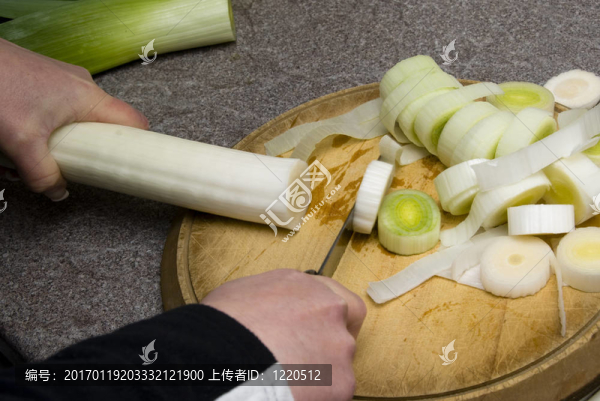 在案板上切韭菜