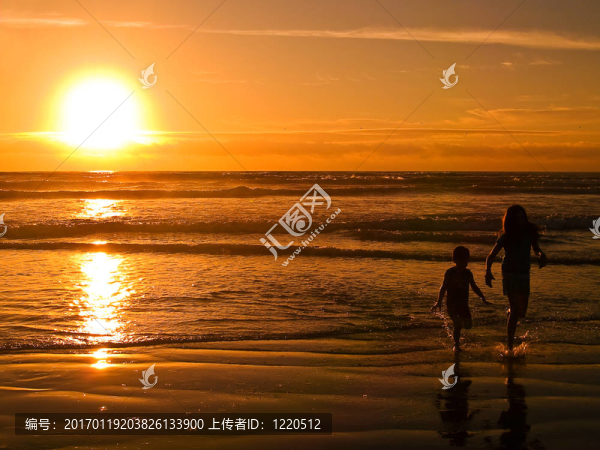在日落海灘的剪影2