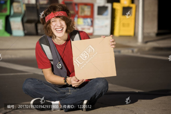 年輕人與Blank,Cardboard,Sign