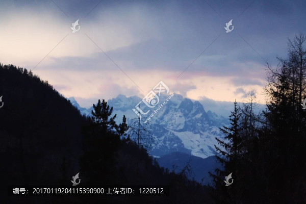 山的日落